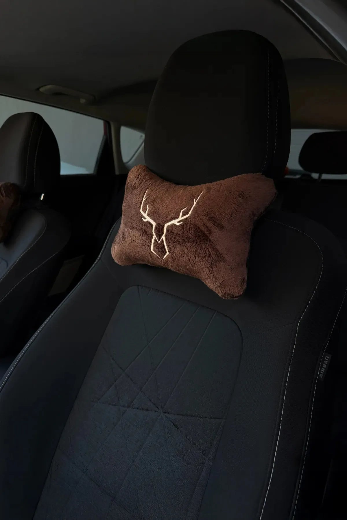 Tüm Araçlarla Uyumlu 2’li Molde Kahverengi Nakışlı Peluş Boyun Yastığı | Yumuşak, Şık ve Ergonomik Tasarım