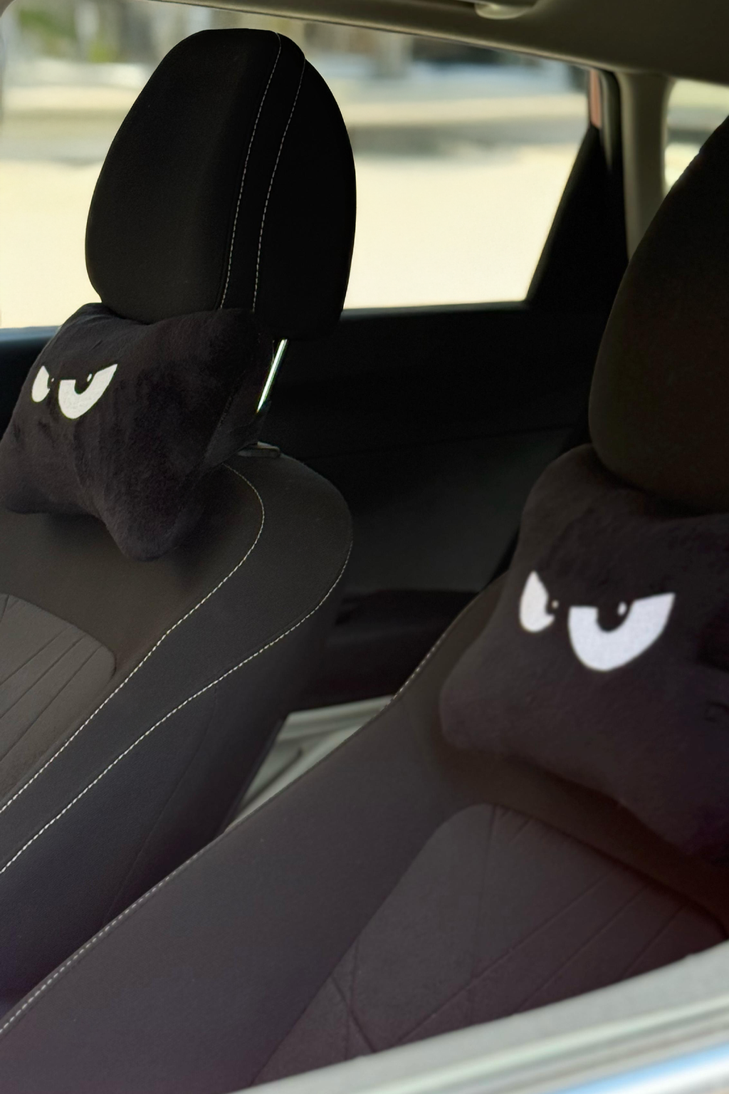 Tüm Araç Koltuklarıyla Uyumlu 2 ADET BOYUN YASTIĞI - Mr. Peeping Siyah Sinirli Göz !