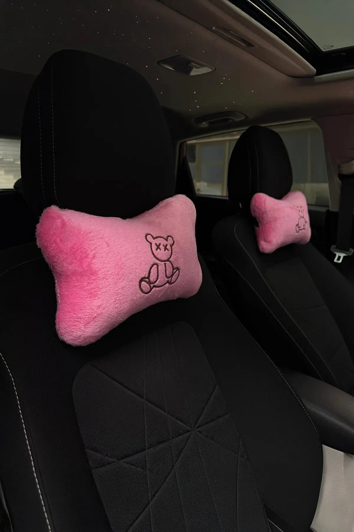 Tüm Araçlarla Uyumlu 2’li Pembe Ayıcık Nakışlı Peluş Boyun Yastığı | Yumuşak, Eğlenceli ve Konforlu Tasarım